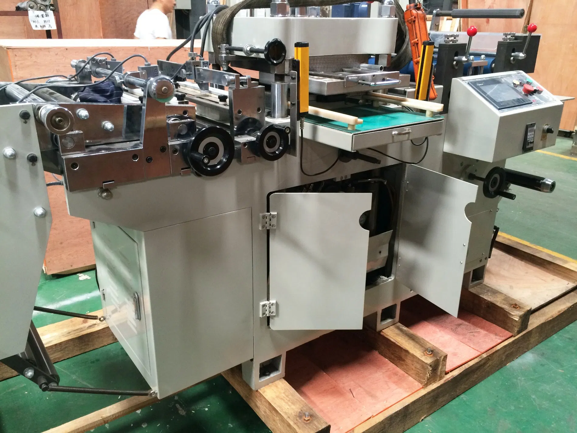 Dbmq- 320A Automatic Sticker Adhesive Label Die Cutting Machine